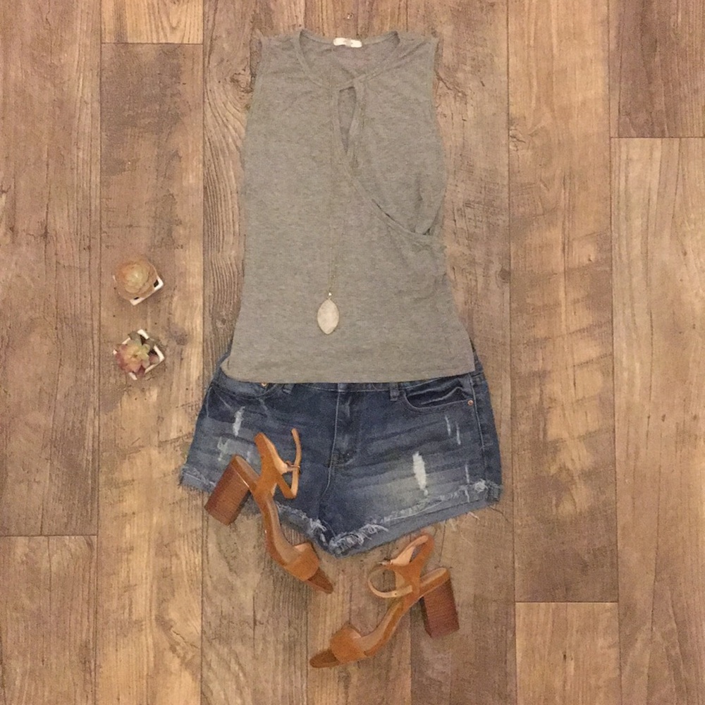 ✨ Soprano keyhole ribbed gray tank ✨